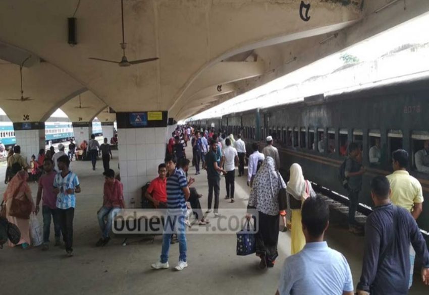 Trains begin Eid journey with homebound travellers